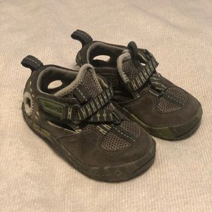 Camo merrell toddler sandals size 5